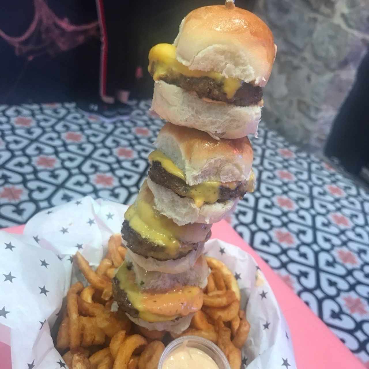 torre de mini hamburguesas