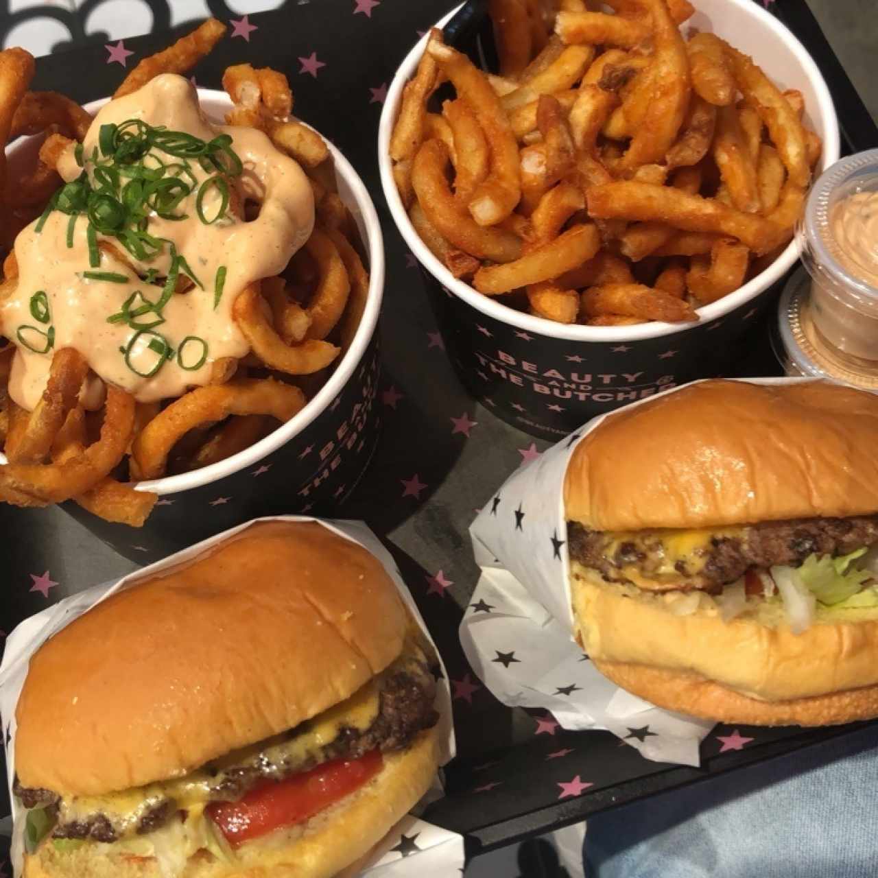 hamburguesas simples con papas curlys