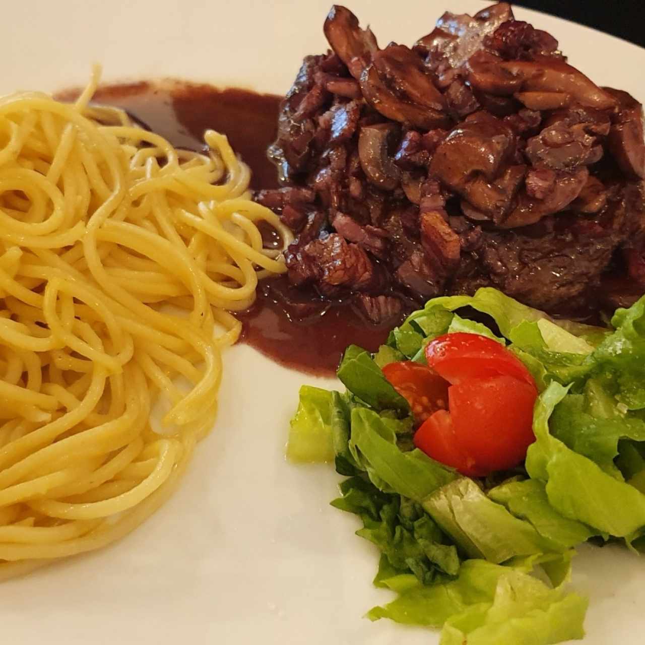 Filet Mignon al vino y hongos, acompañado con pasta y ensalada