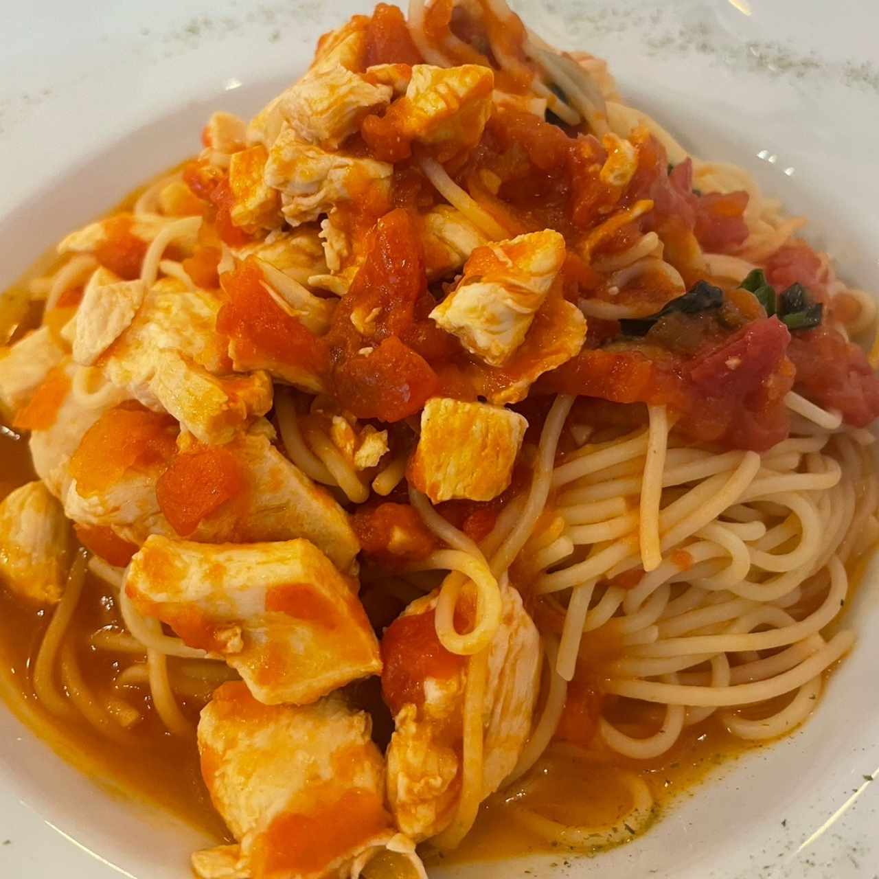 Pasta con pollo y tomates frescos 