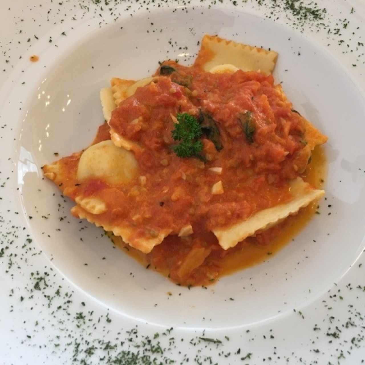 raviolis rellenos de queso con salsa rosada