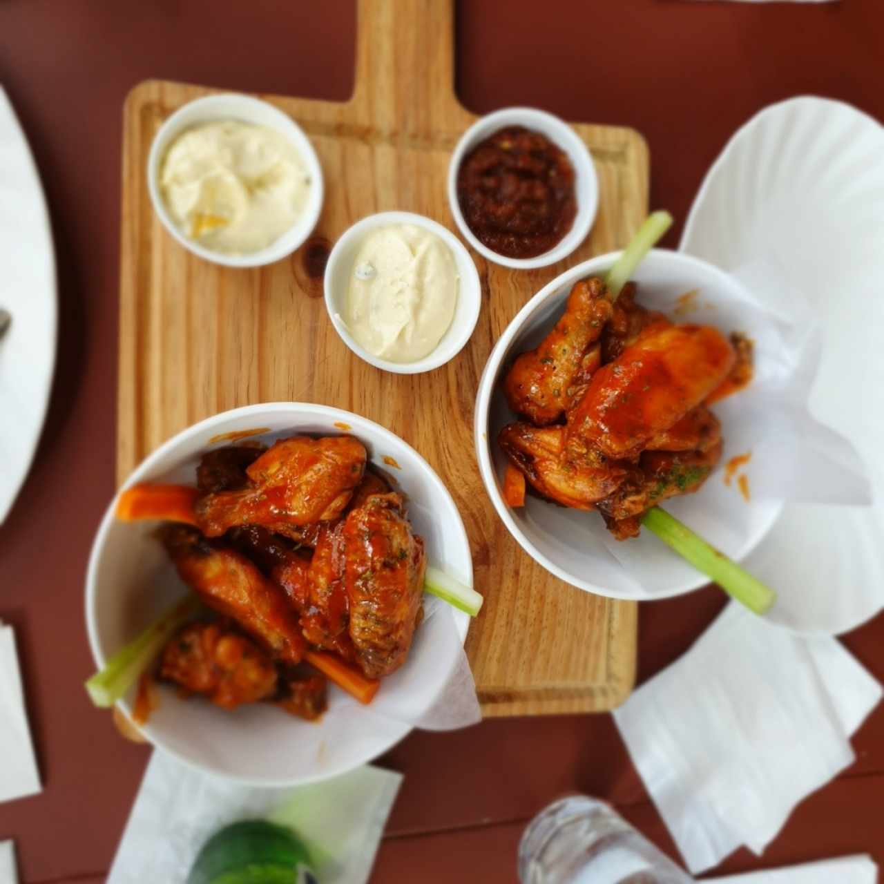 Bufallo wings / Jamaican Jerk, queso azul o aderezo ranchero, zanahoria y apio