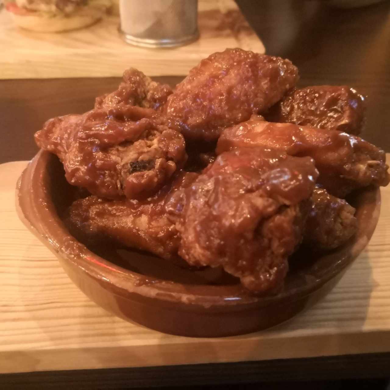 alitas bañadas en salsa BBQ