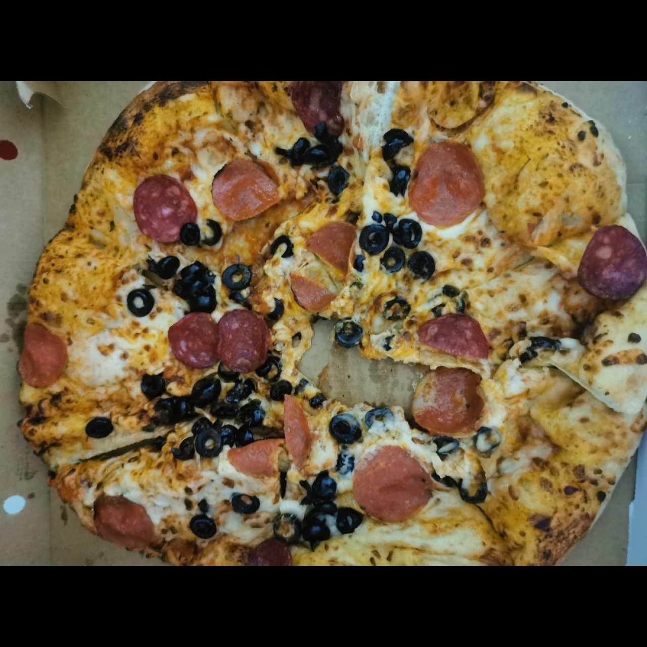 Pizza de peperoni, aceitunas negras