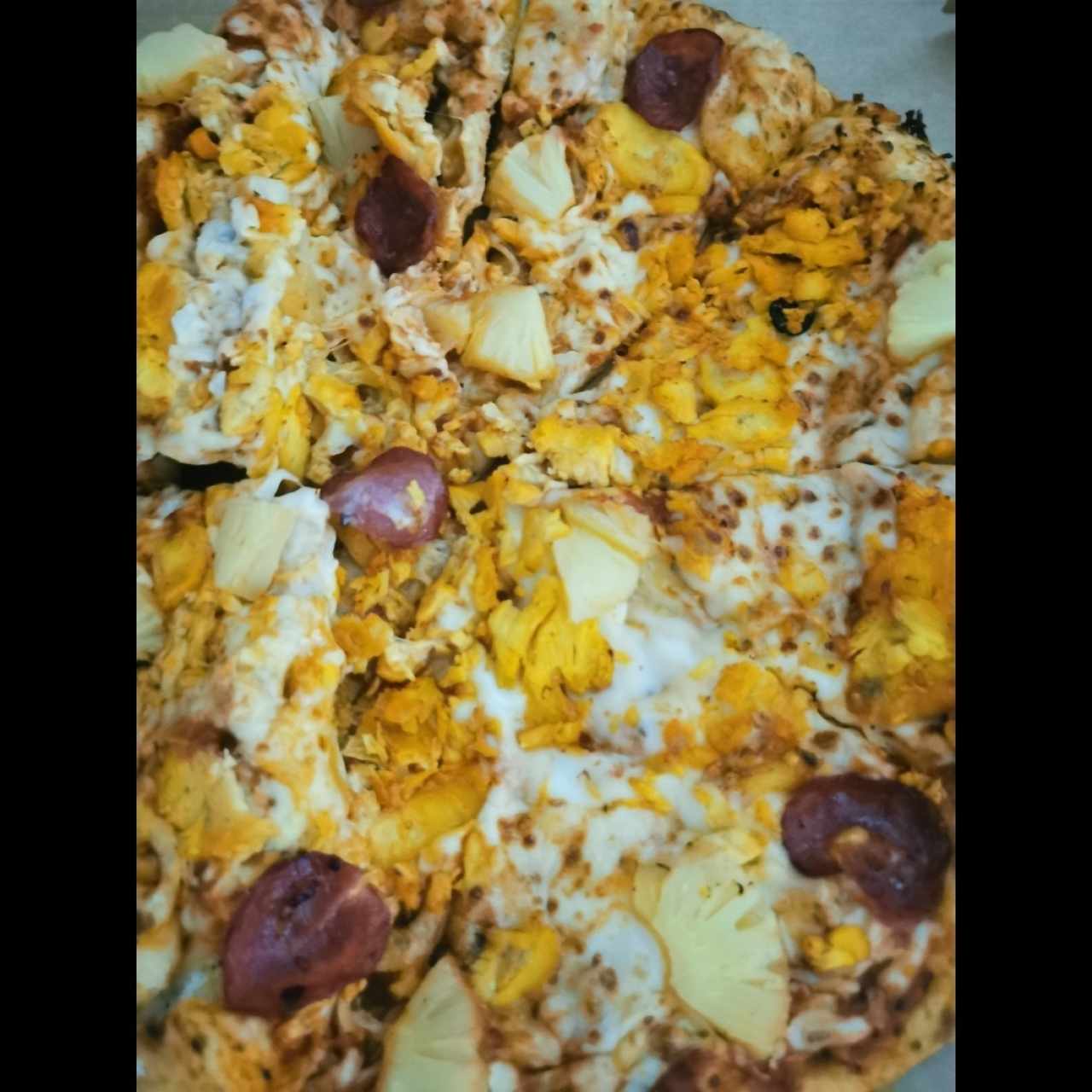 Pizza de piña, pollo y salami