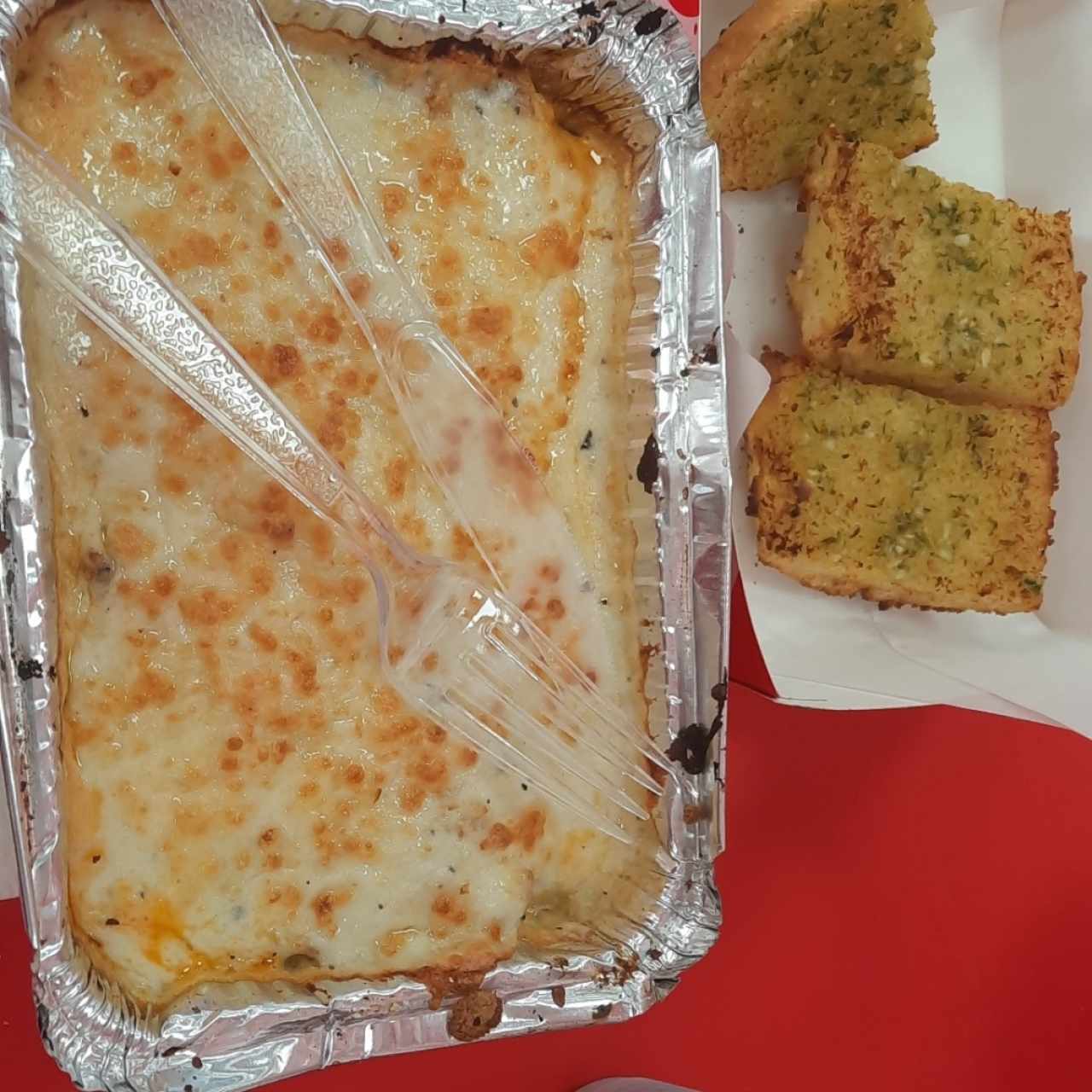 lasaña en salsa blanca y pan de ajo