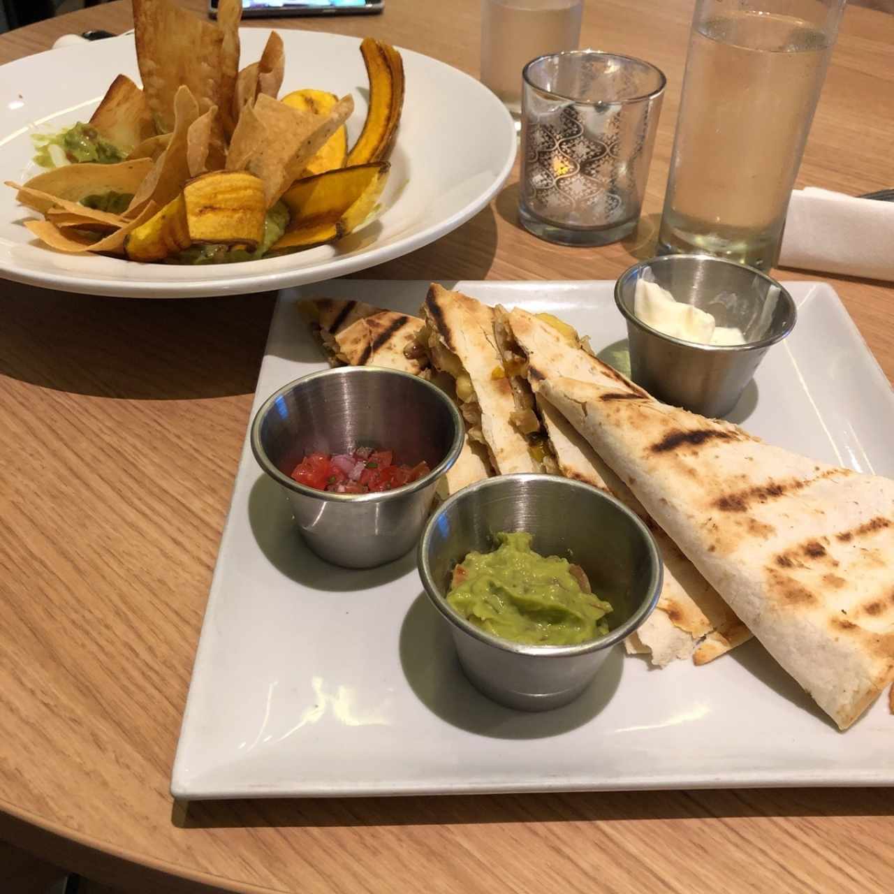 guacamole y quesadillas de pollo