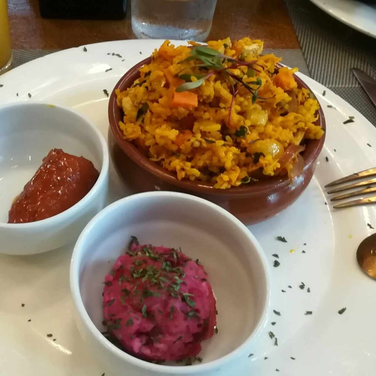 arroz con pollo, ensalada de feria y platano.