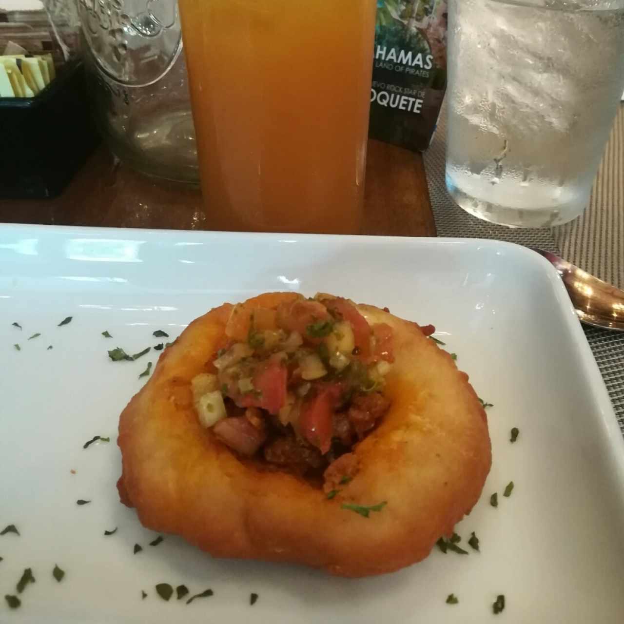 hojaldra con chorizo tableño.