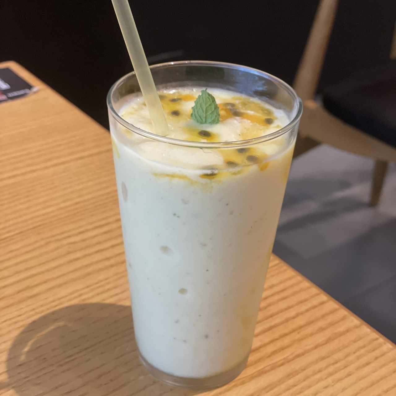 Bebida de maracuyá con coco y hierbabuena