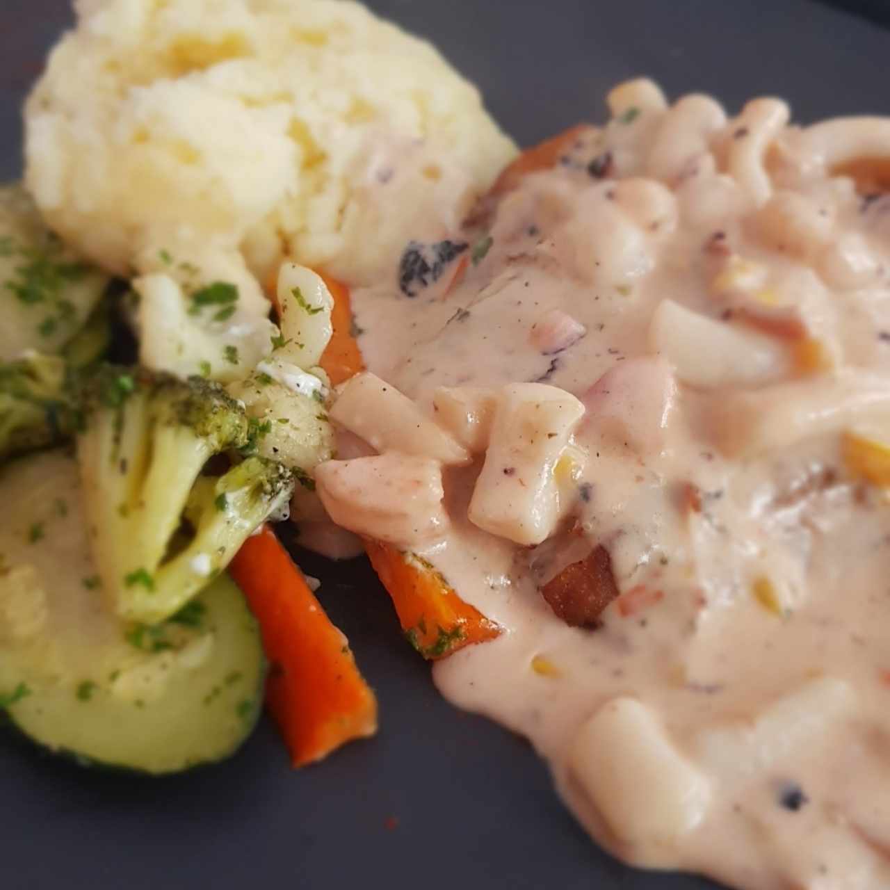 corvina con salsa de mariscos
