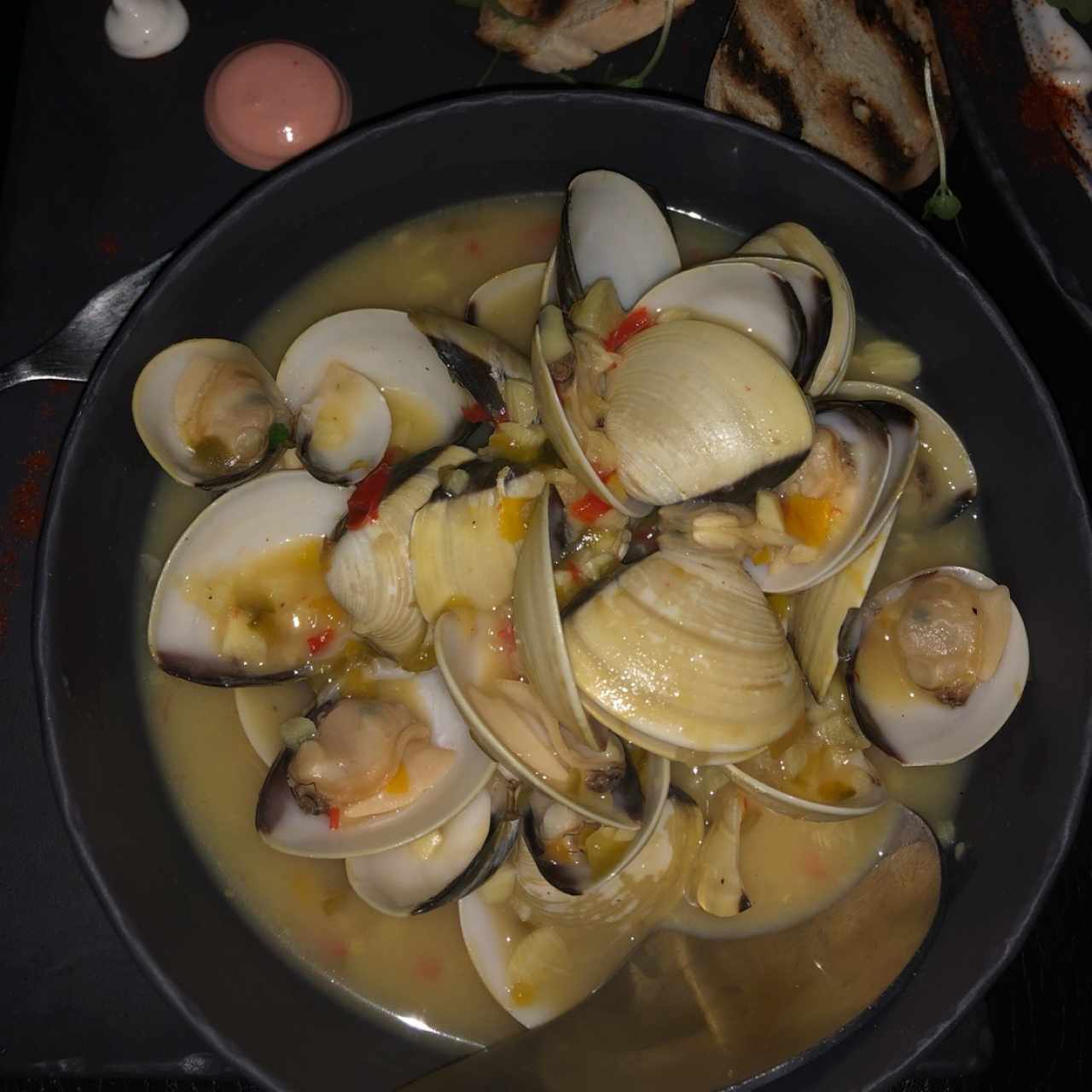 Almejas al ajillo