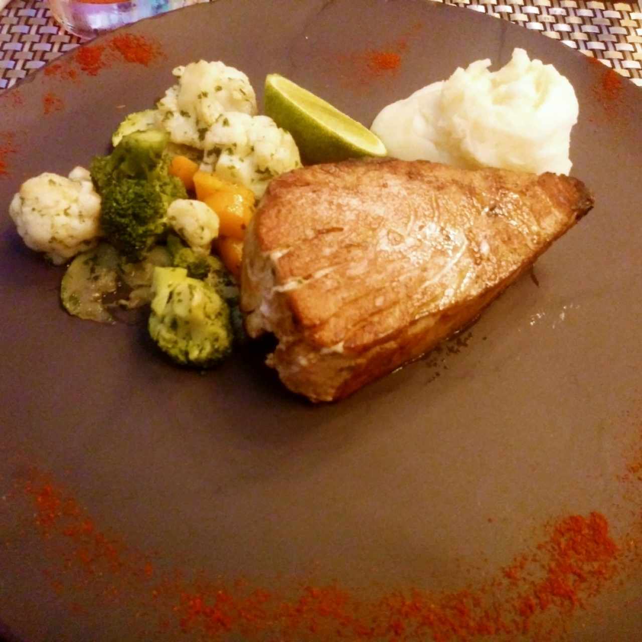 atún con puré de papas y ensalada