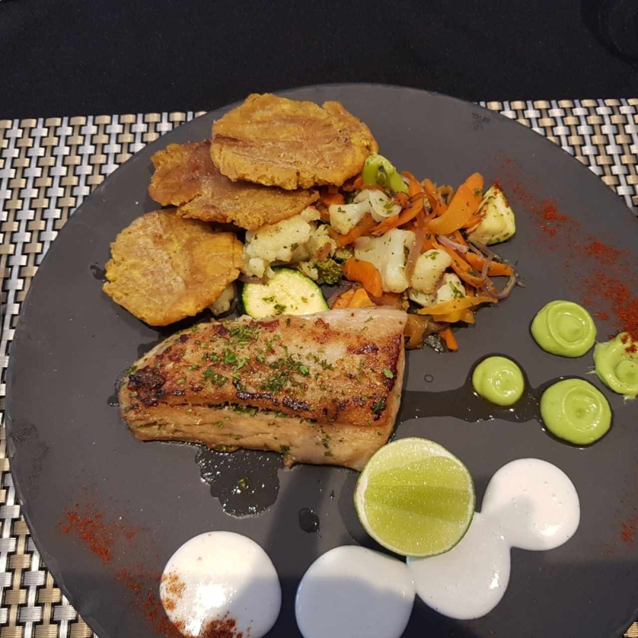 filet de Róbalo con patacones y verduras