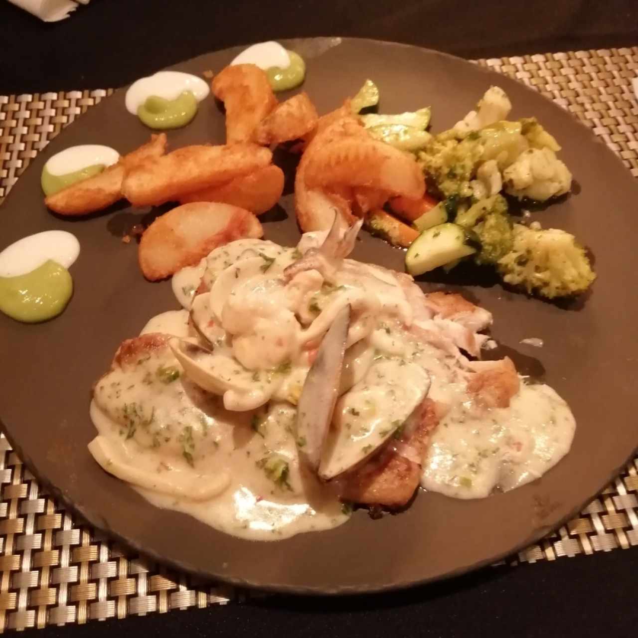 corvina en salsa de mariscos