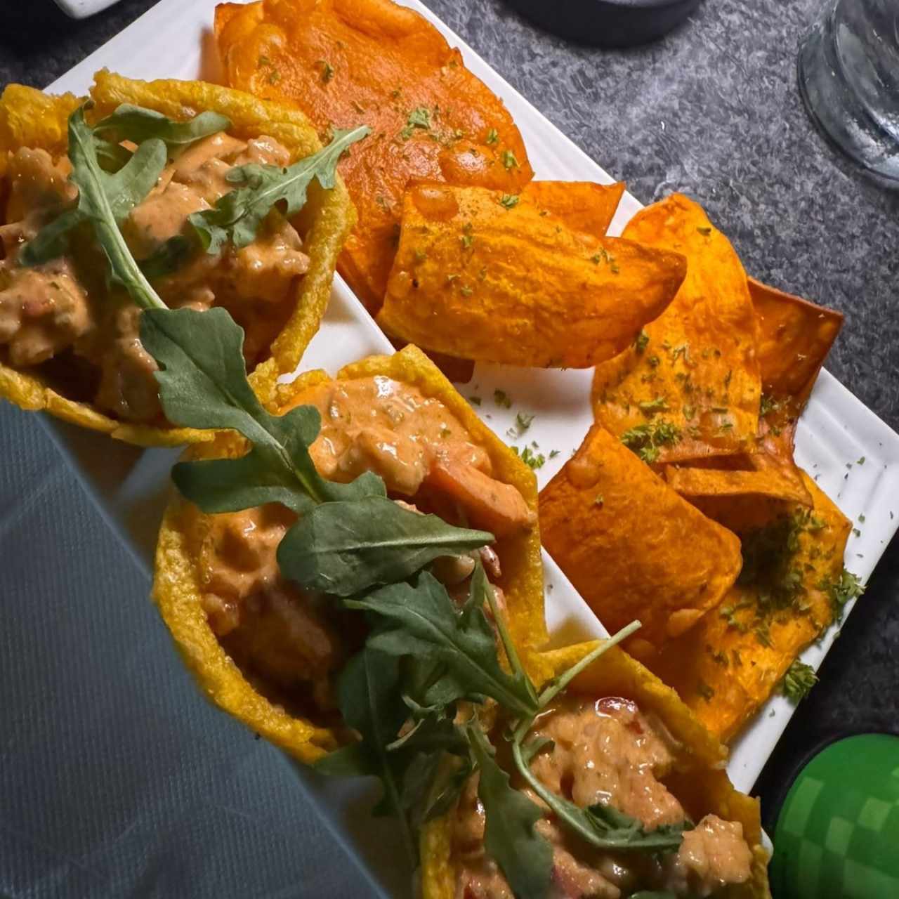 Canastitas de plátano con camarones