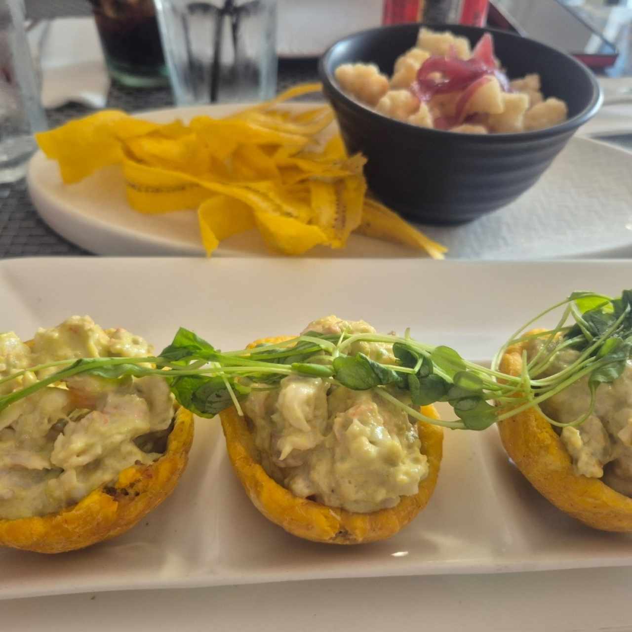 ceviche frito y canoa de camarones