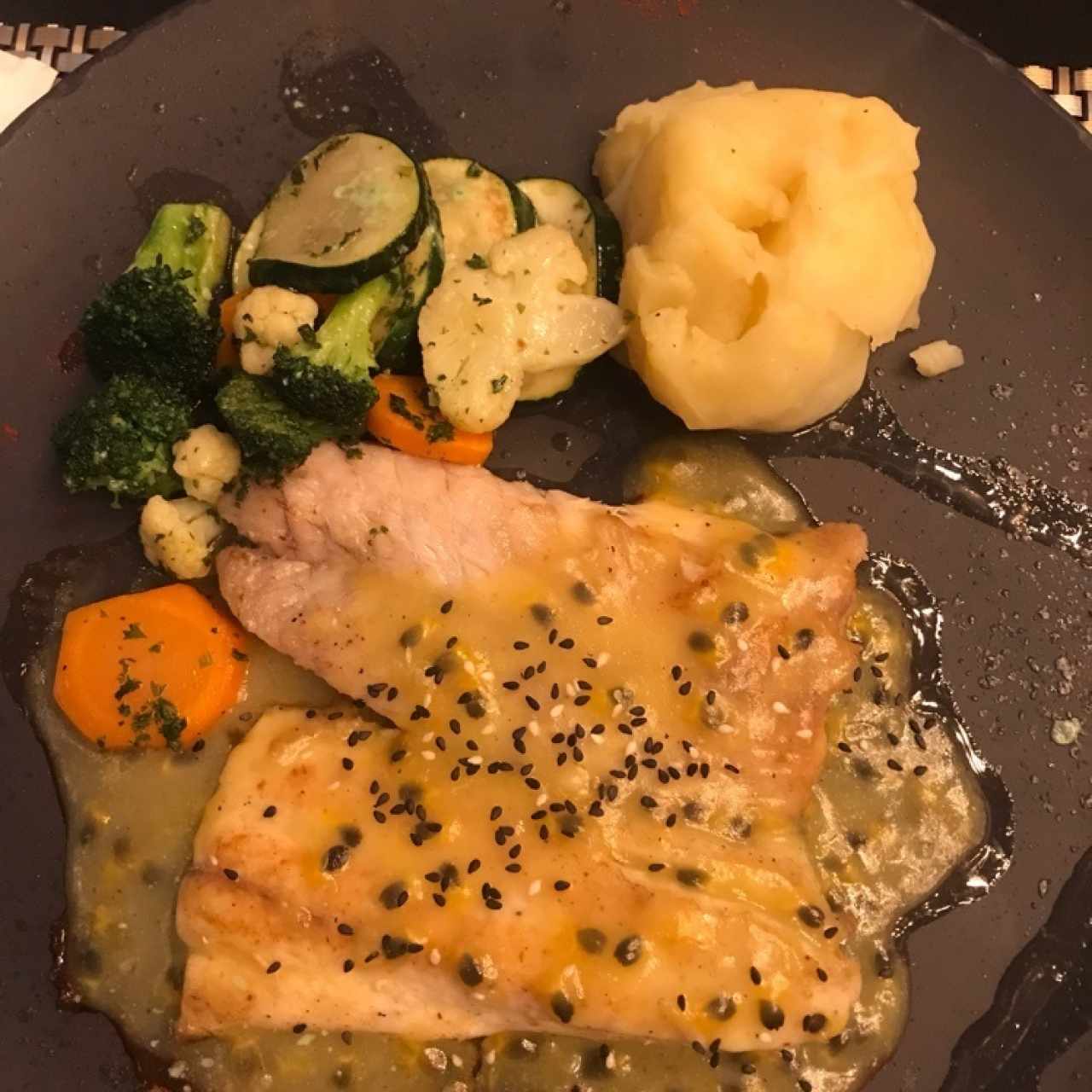 Corvina en salsa de maracuyá
