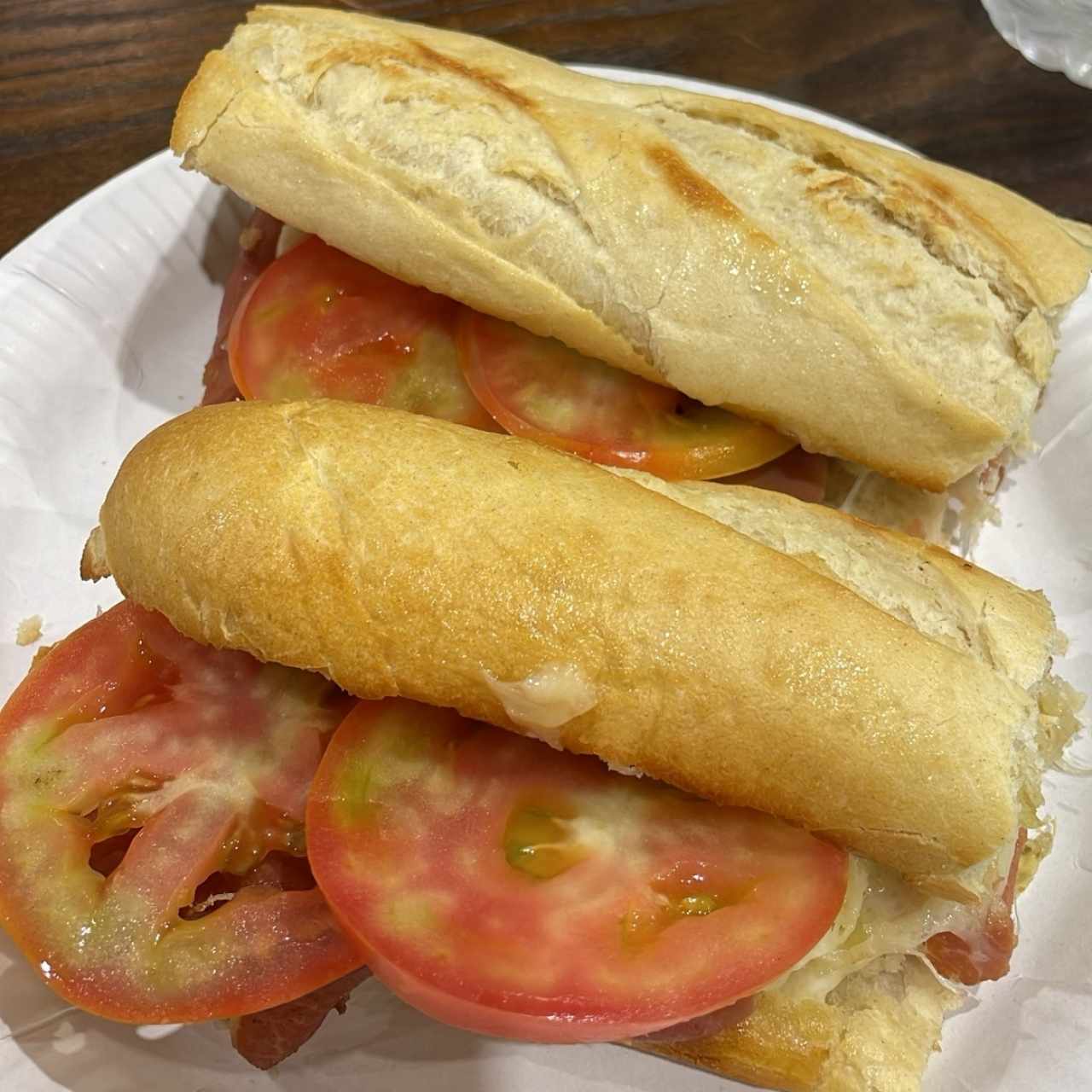Emparedado jamón serrano tomate y aceite de oliva