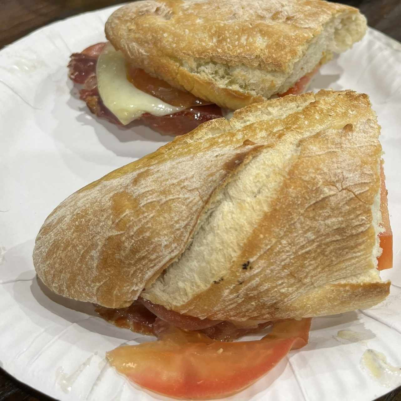 Bocadillo jamón iberico, queso semicurado y tomate