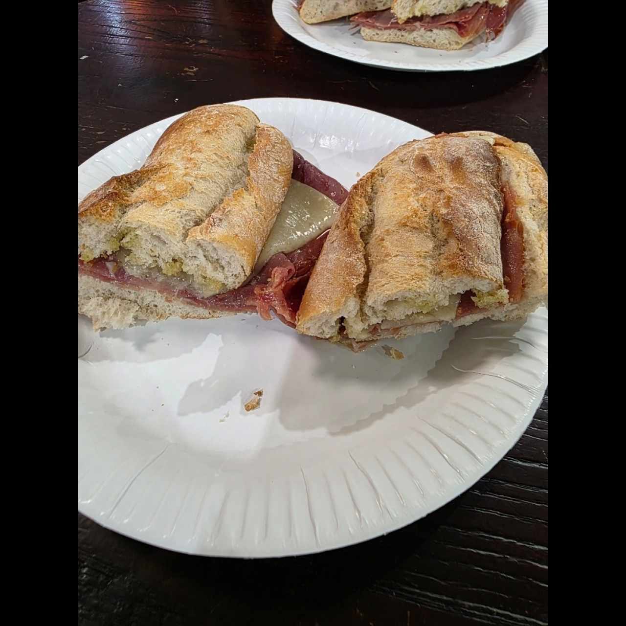 Bocadillo de jamón serrano y queso manchego