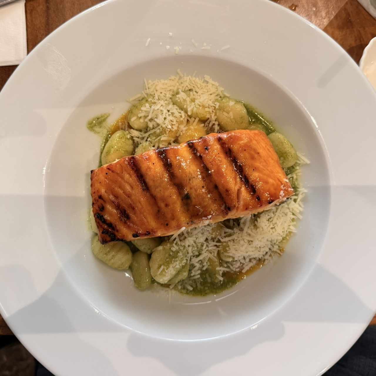 Salmón en Maracuyá y Gnocchi al Pesto