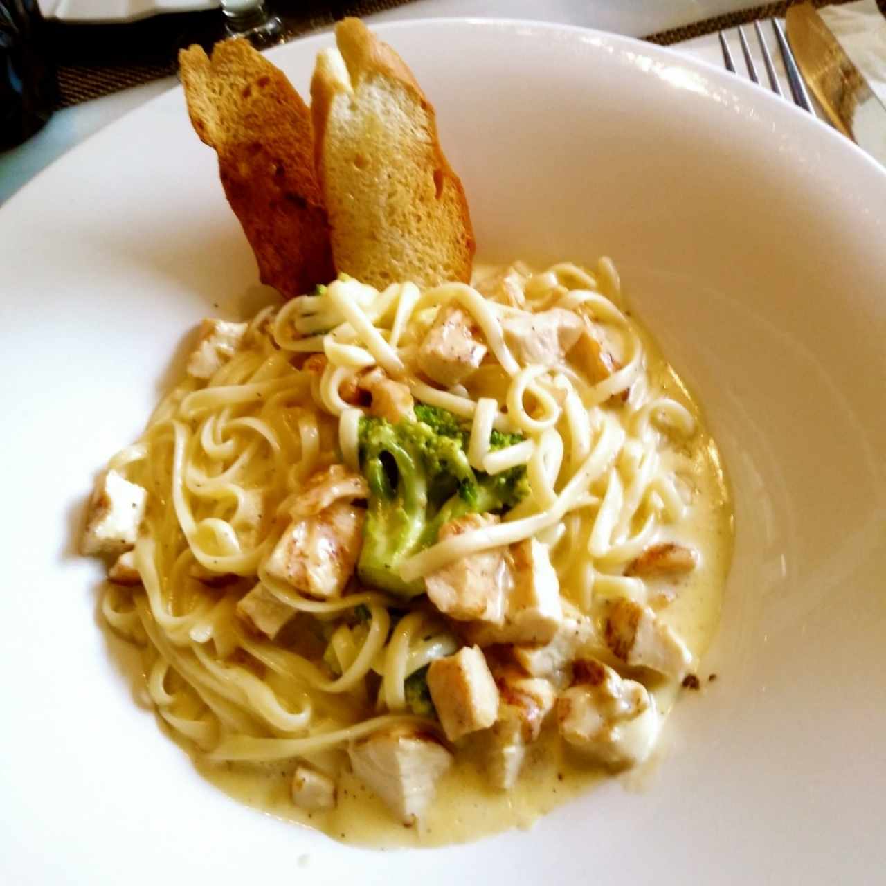 Pechuga de pollo con espaguetis en salsa Linguini