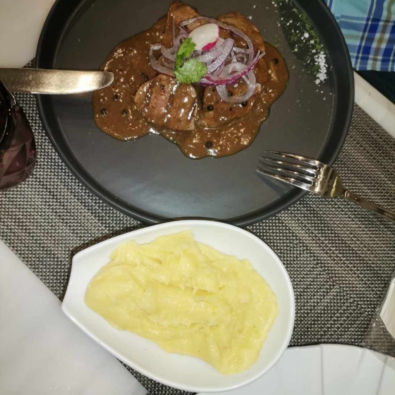 Filete de res con puré 