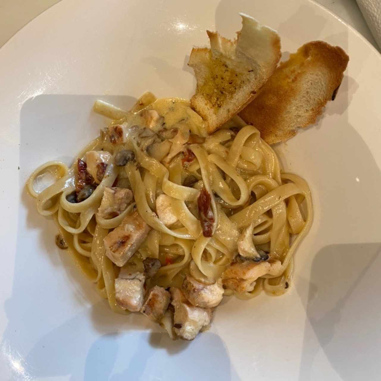 Pasta a tu gusto (feruccini, pollo, benchamel, champiñon y tomates seco)