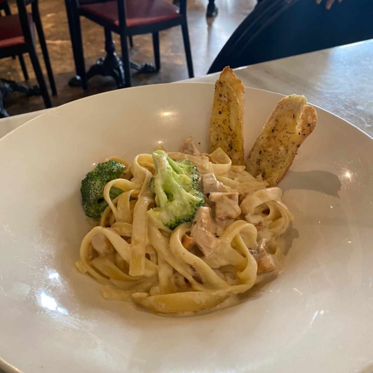 Pasta con pollo al grill