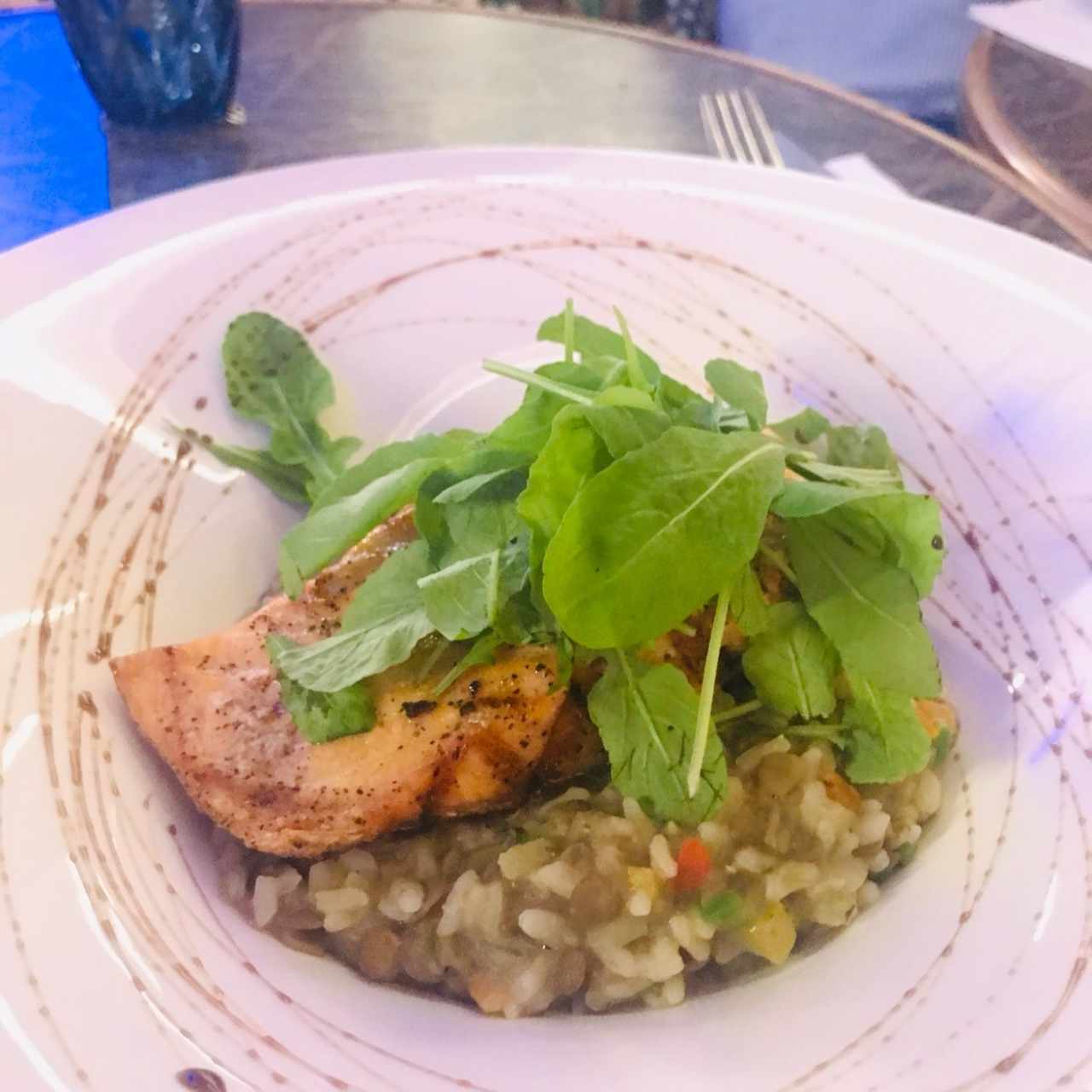 salmon en cama de risoto de lentejas. 