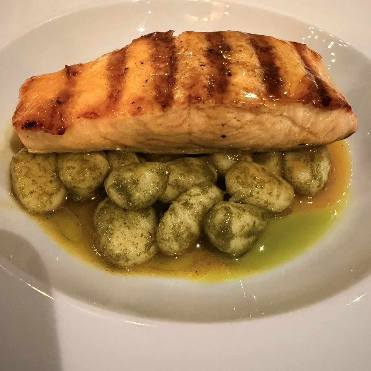 Salmón en Maracuyá y Gnocchi al Pesto