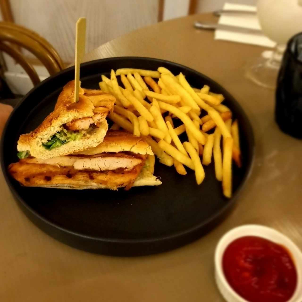 Emparedado de pollo César 