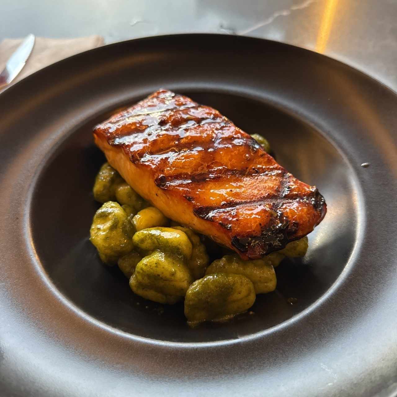 Salmón en Maracuyá y Gnocchi al Pesto