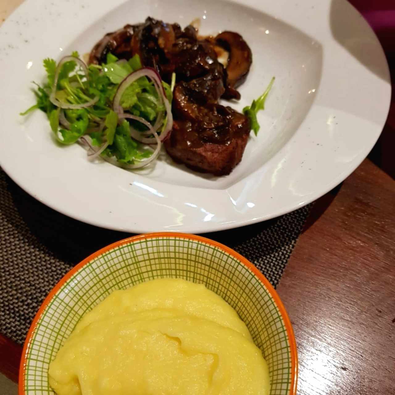 Filete de res al Portobello + puré papa