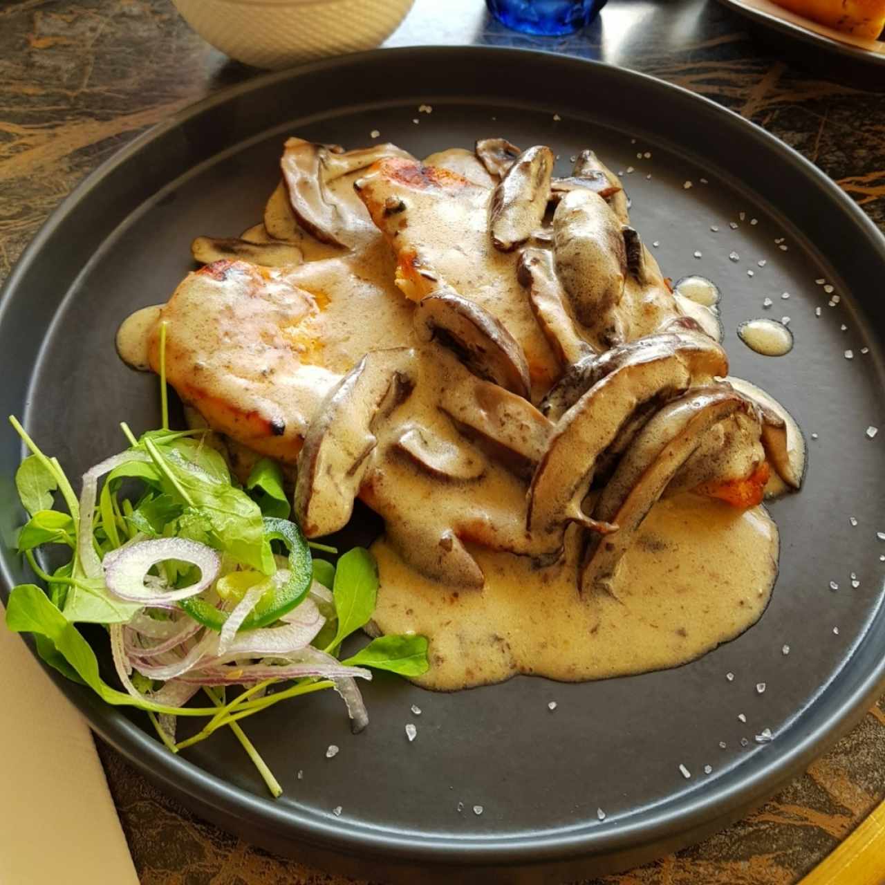 Pollo grill en salsa de hongos