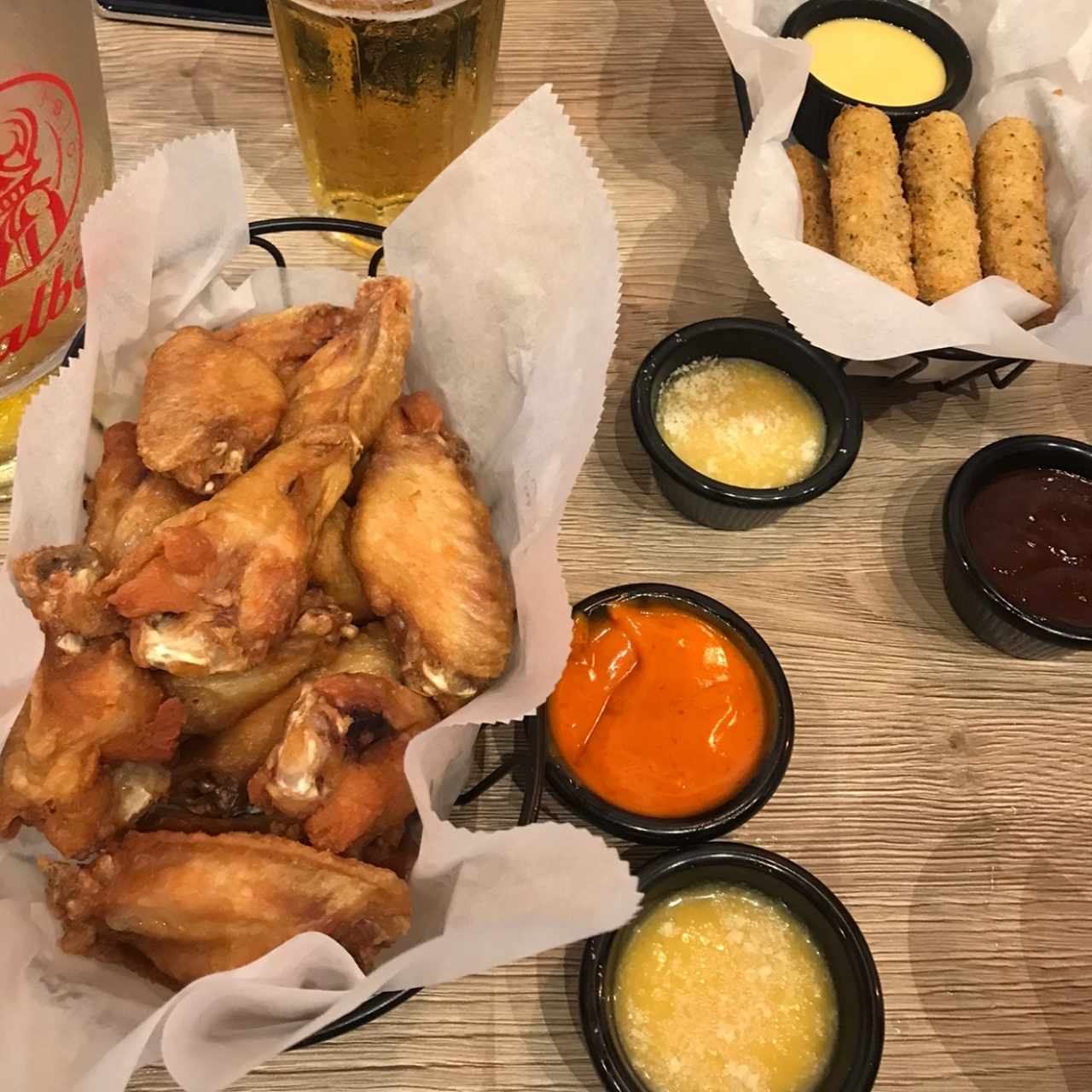 el combo perfecto, las alitas, las salsas y los Mozzarella Sticks muy buenos