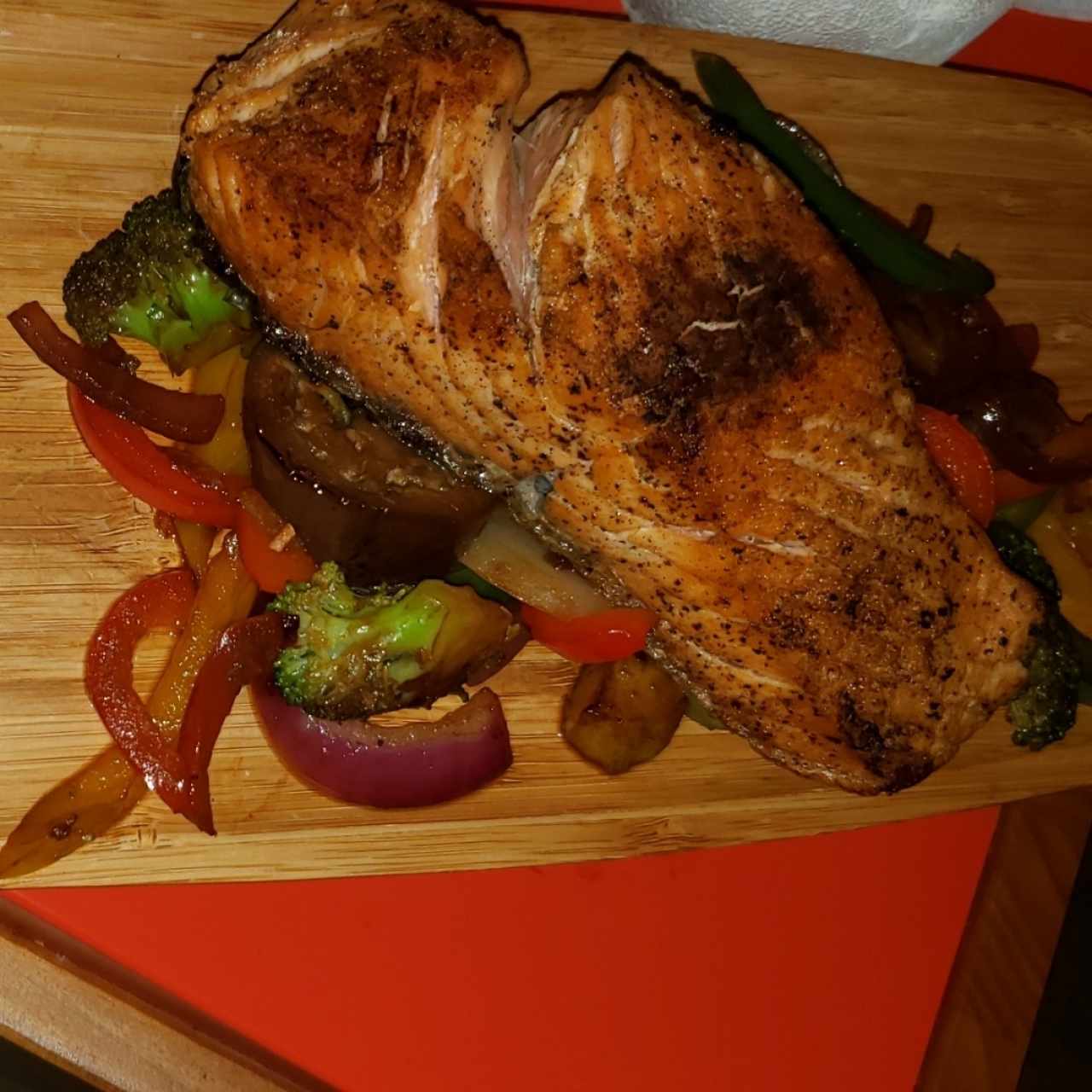Salmón con vegetales