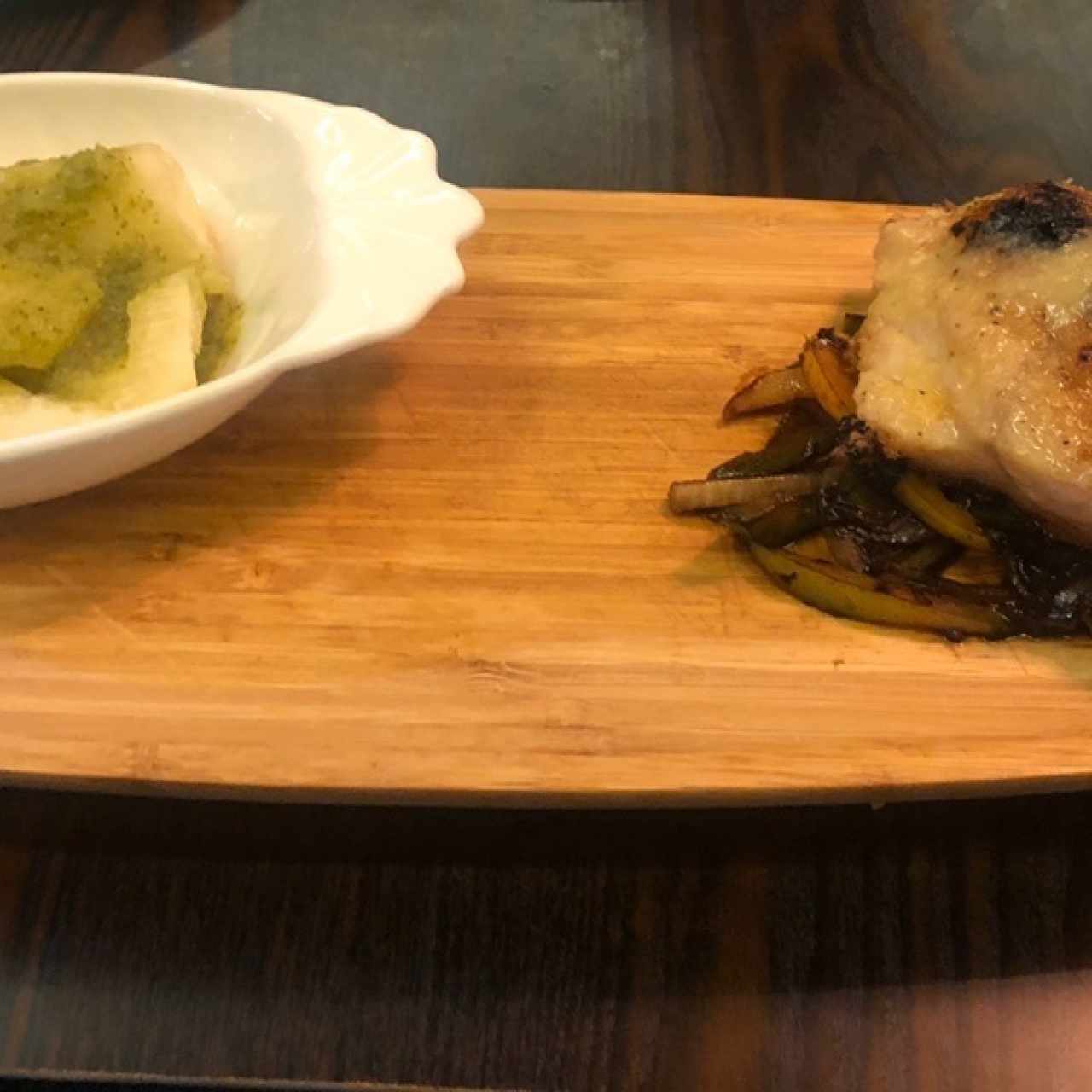 corvina con yuca y vegetales salteados