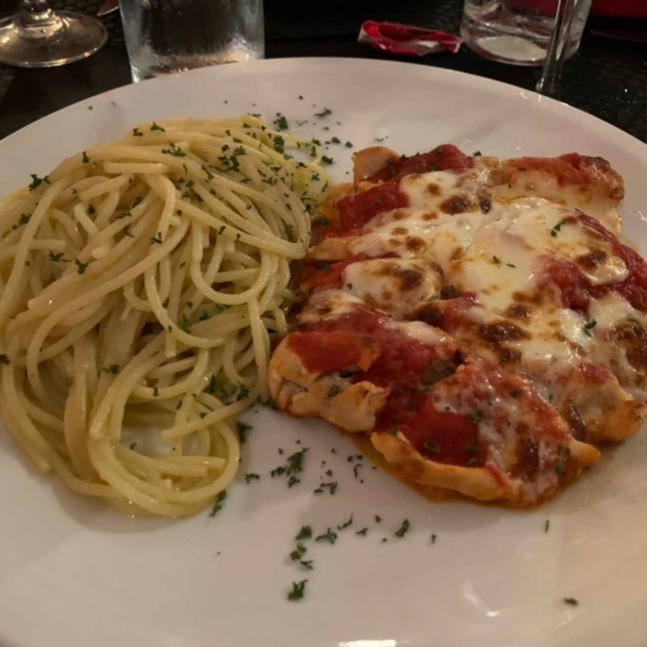 Pollo a la parmesana con spaguetti al oleo