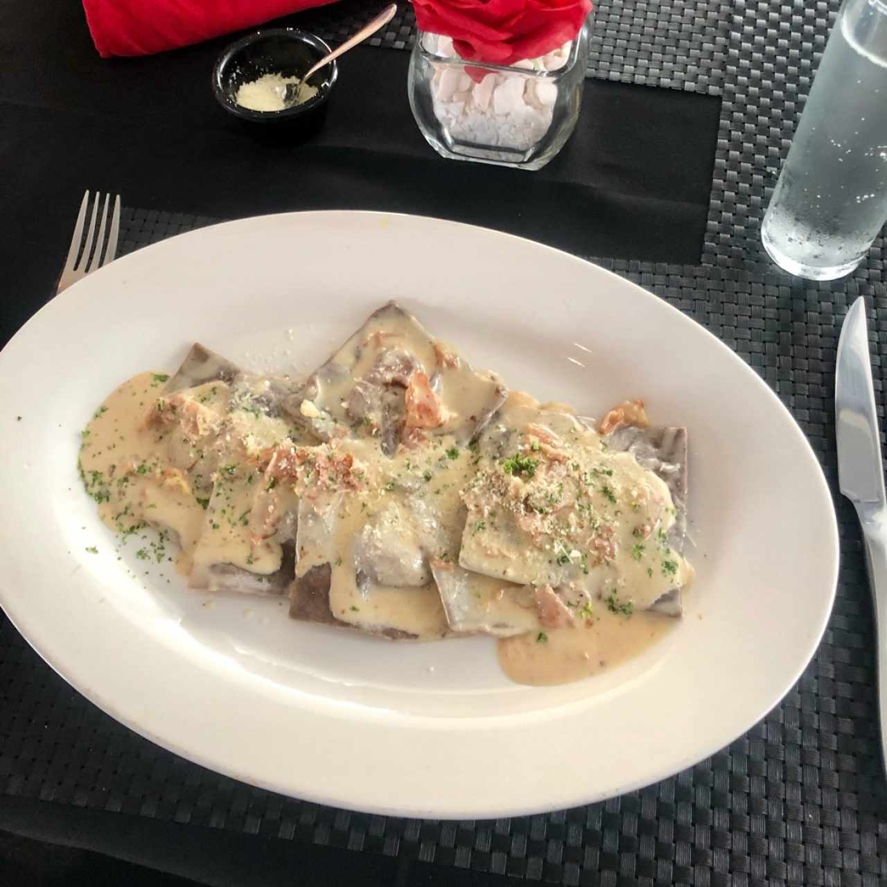 ravioli de cacao ricotta e pera con prosciutto