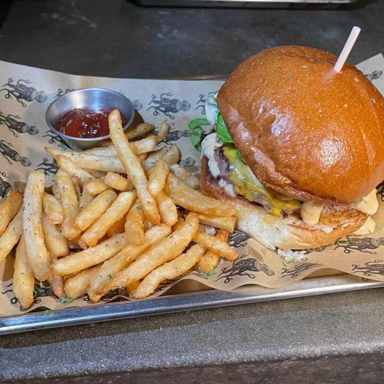 Hamburguesa de carne con lechuga, tomate y queso