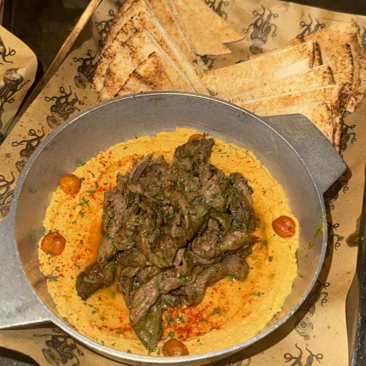 Tapeo - Hummus con Carne