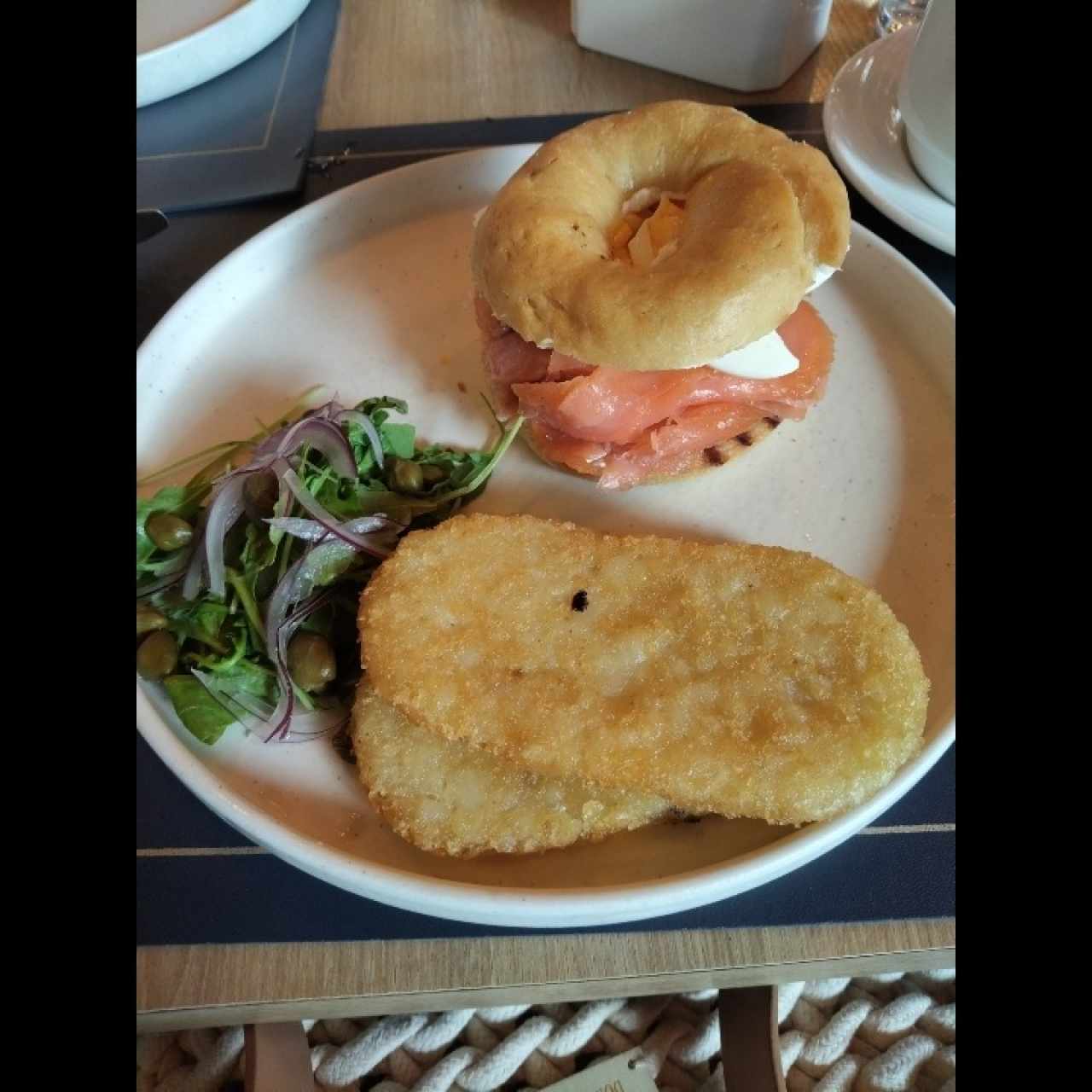 SALMÓN AHUMADO CON BAGEL