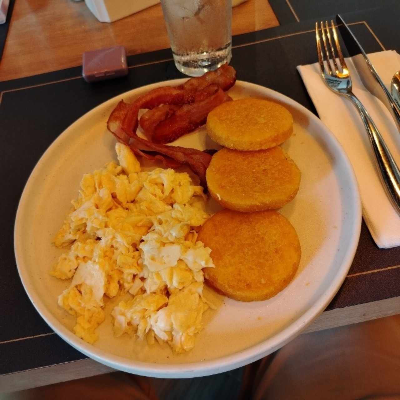 DOS HUEVOS AL GUSTO O REVUELTOS