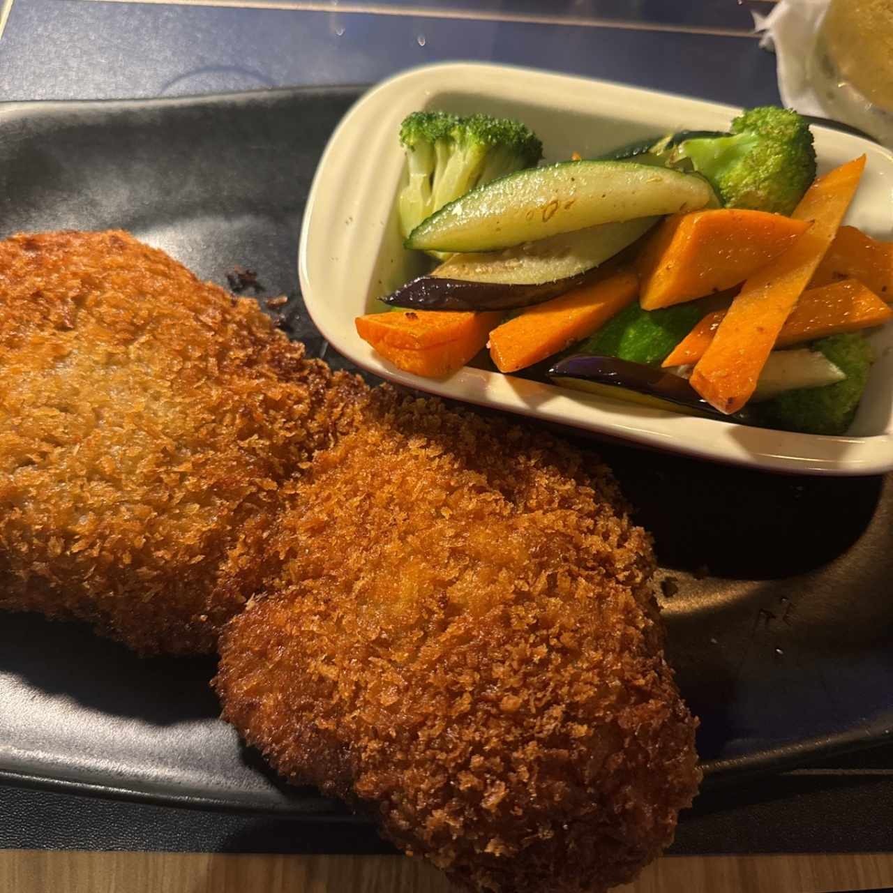 Schnitzel de Res con vegetales salteados 