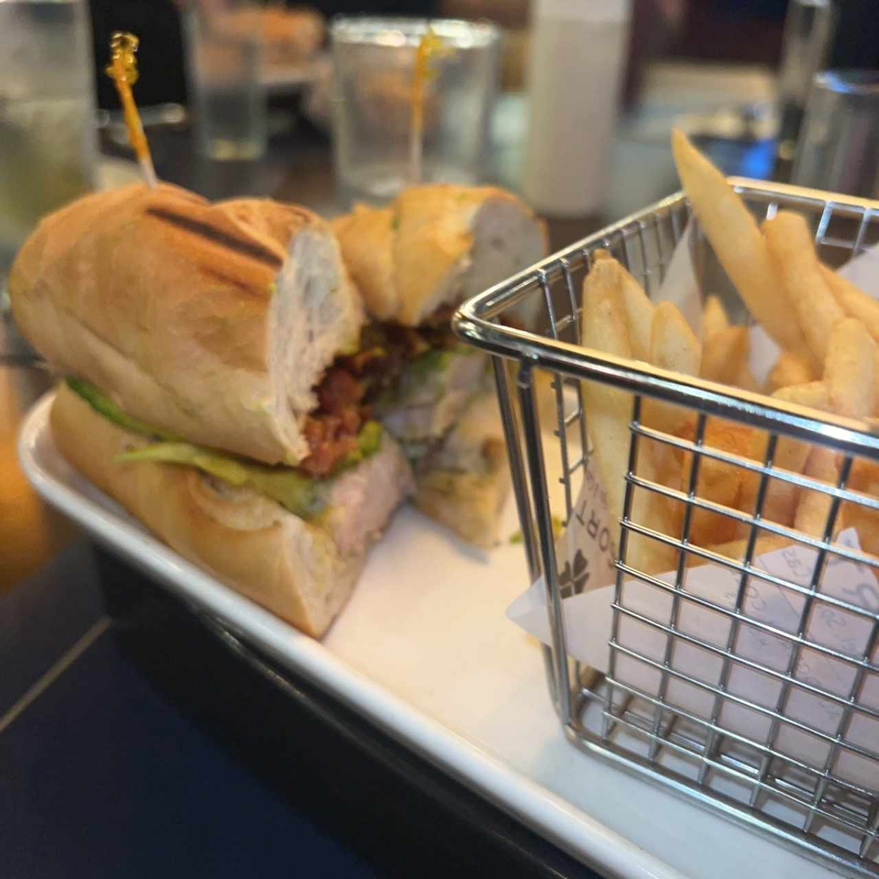 EMPAREDADOS - GRILLED CHICKEN SANDWICH