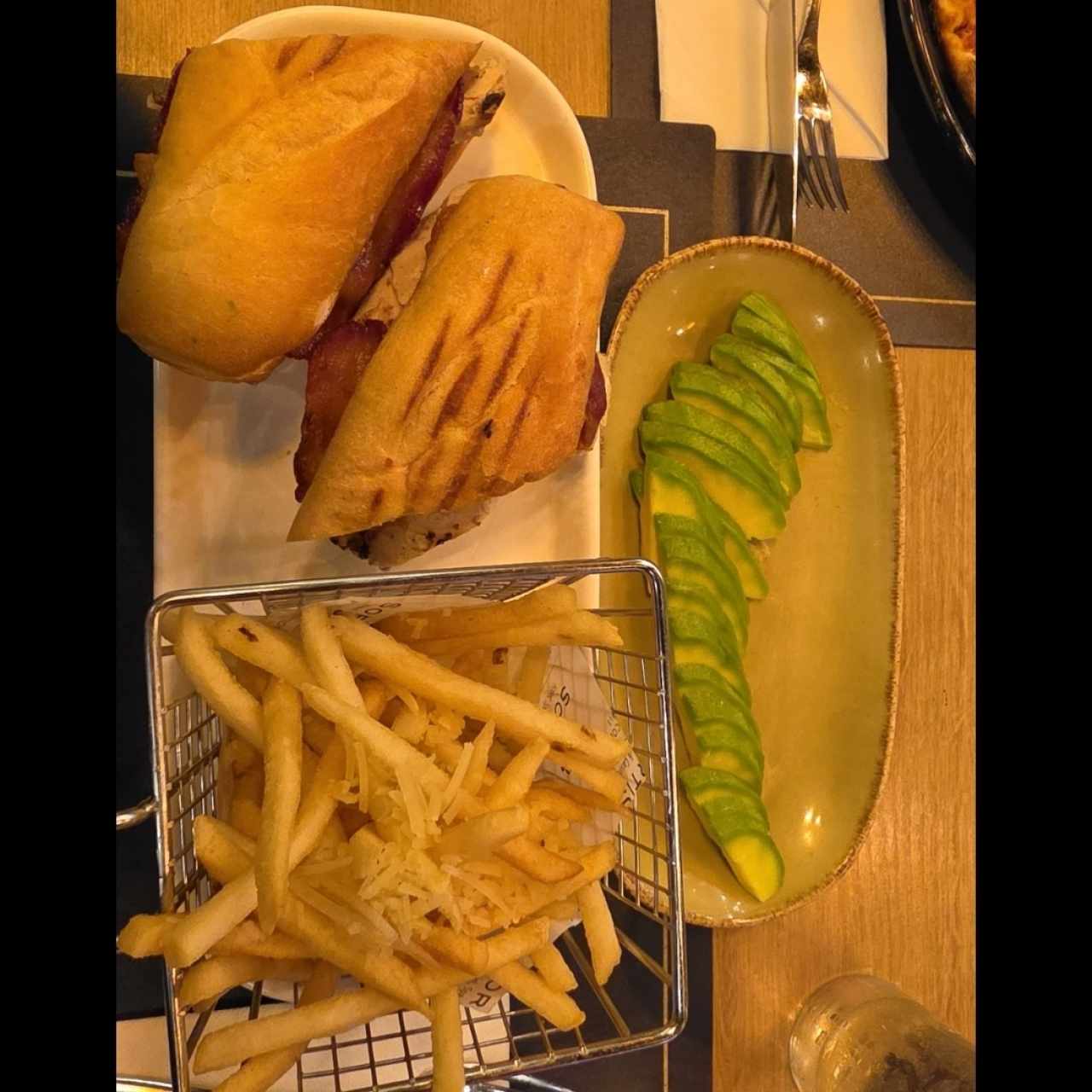 EMPAREDADOS - GRILLED CHICKEN SANDWICH