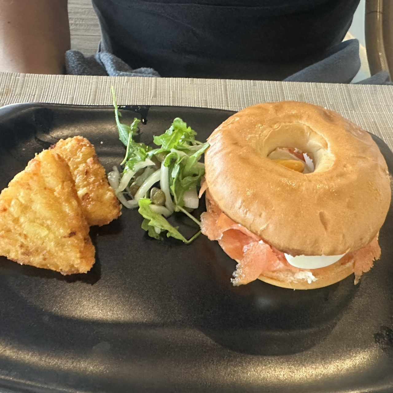 SALMÓN AHUMADO CON BAGEL