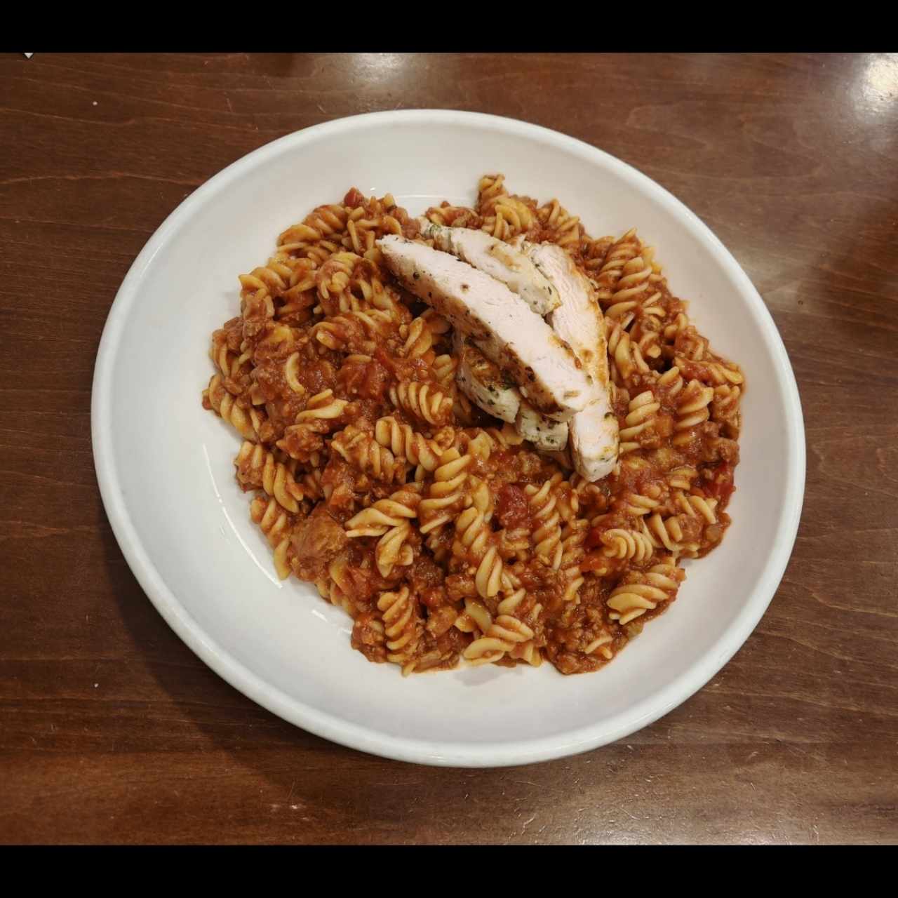 Elije una Pasta (rotini gluten free a la boloñesa + pollo a la plancha) 